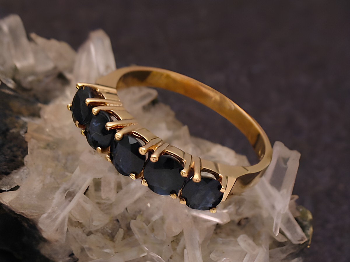 Gold 585 Ring graceful mit Saphiren in Gr. 55 von Juwelier Harnisch, bis Gr. 56/18, elegant gefasst, ideal für besondere Anlässe.