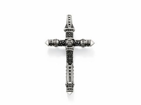 Silberner Thomas Sabo Anhänger in Kreuzform mit Zirkonia-Steinen, dekorative Details, modernes Design, ideal für Ketten und Armbänder, stilvoll und elegant.