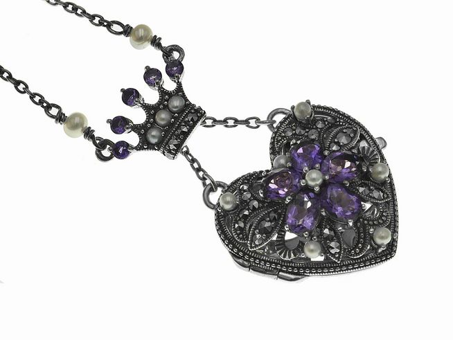 Königliches Herz Medaillon in Amethyst, verziert mit Perlen und einem eleganten Kettenanhänger in Form einer Krone, romantisches Design, Hersteller Juwelier Harnisch.