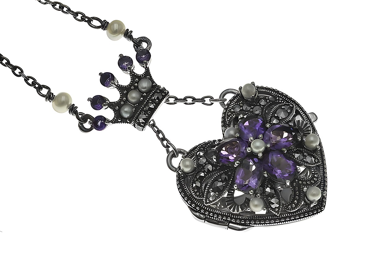 Königliches Herz Medaillon in Amethyst, verziert mit Perlen und einem eleganten Kettenanhänger in Form einer Krone, romantisches Design, Hersteller Juwelier Harnisch.