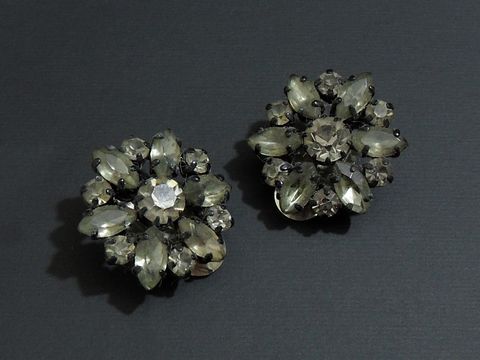 Strass Ohrclip in prachtvollem Rauchgrün und Schwarz, hergestellt von Juwelier Harnisch, funkelnde Verbindung aus verschiedenen Steinen in blumenartigem Design.