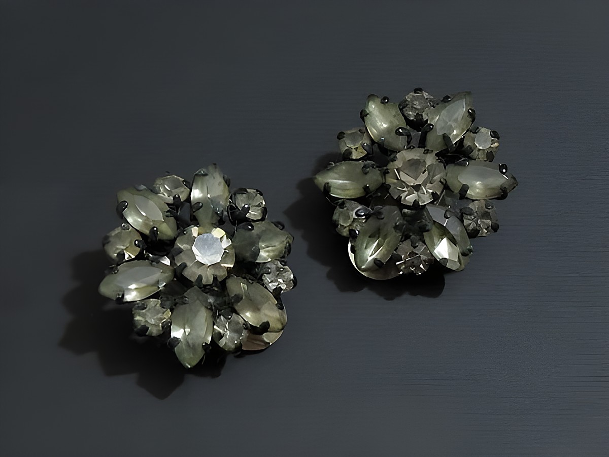 Strass Ohrclip in prachtvollem Rauchgrün und Schwarz, hergestellt von Juwelier Harnisch, funkelnde Verbindung aus verschiedenen Steinen in blumenartigem Design.
