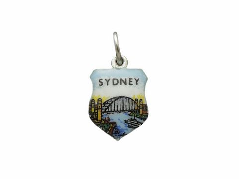 Silber Anhänger mit abgebildeter Sydney Harbour Bridge und Wappen von Australien, gefertigt vom Juwelier Harnisch, ideal als nostalgisches Schmuckstück oder Souvenir.