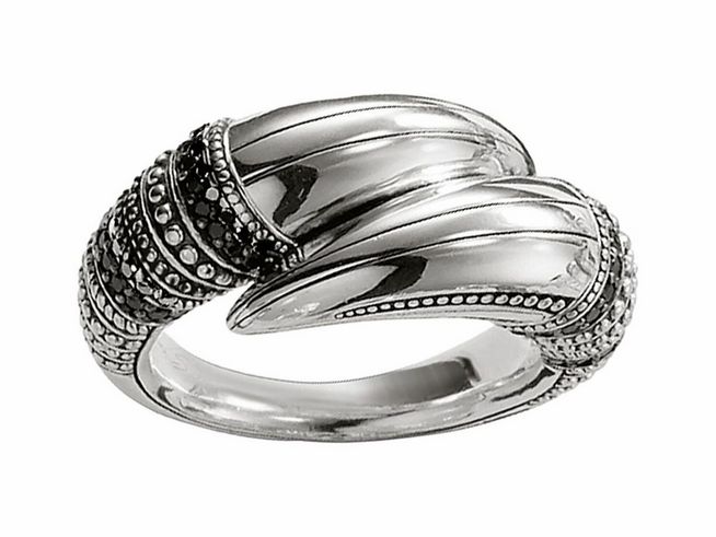 Ring von Thomas Sabo in Größe 56 aus Sterling Silber mit Zirkonia, zeigt ein elegantes Design mit geschwungenen Formen und feinen Details für einen stilvollen Look.