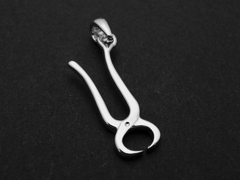 Silber Anhänger in Form einer Zange, elegantes Design, von Juwelier Harnisch, eignet sich als stilvolles Schmuckstück für Berufe im Handwerk oder der Industrie.