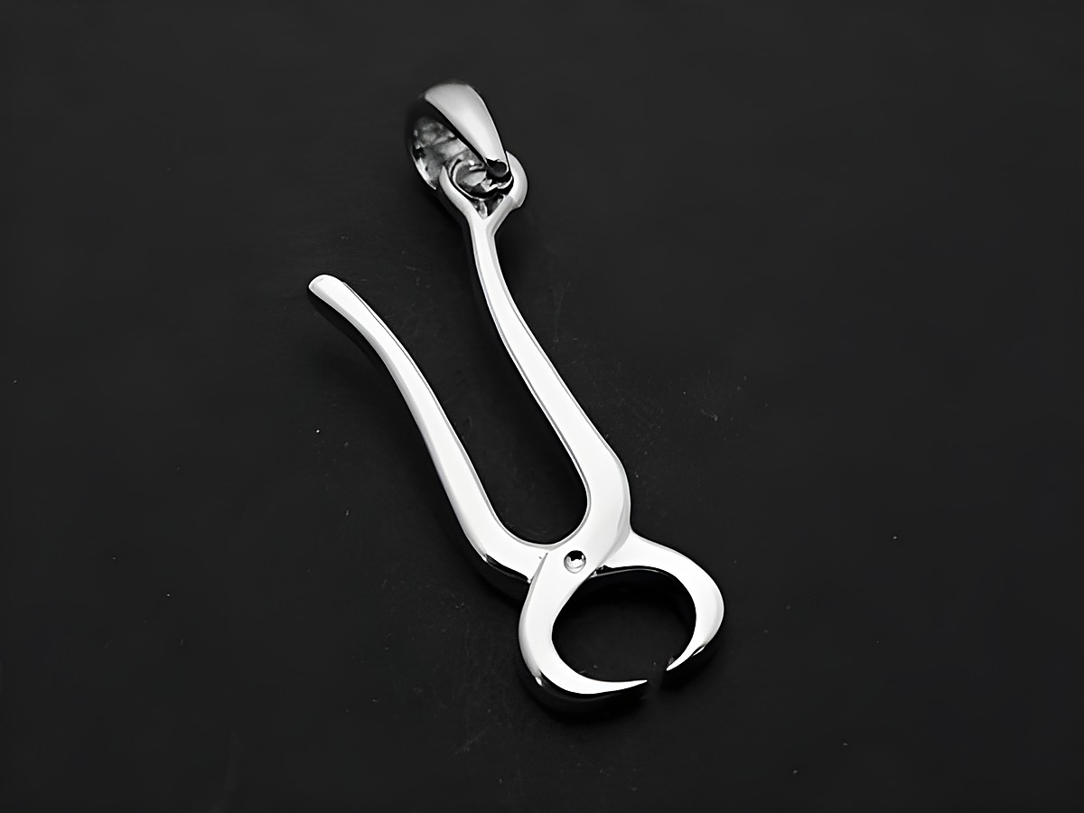 Silber Anhänger in Form einer Zange, elegantes Design, von Juwelier Harnisch, eignet sich als stilvolles Schmuckstück für Berufe im Handwerk oder der Industrie.