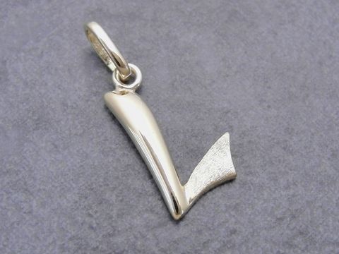 L-Buchstaben Anhänger teilmattiert aus Gold 333, hergestellt von Juwelier Harnisch, elegantes Design, ideal als persönliches Schmuckstück oder Geschenk.