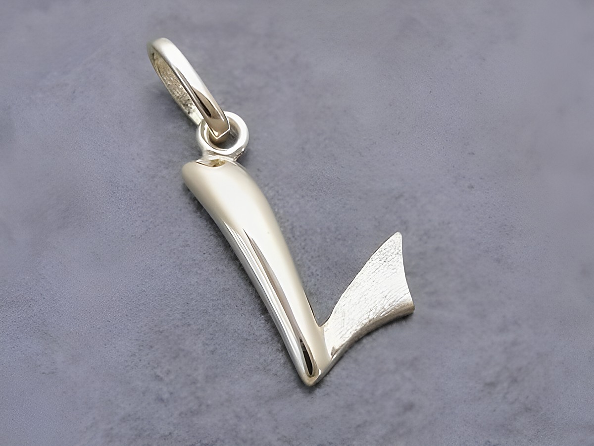 L-Buchstaben Anhänger teilmattiert aus Gold 333, hergestellt von Juwelier Harnisch, elegantes Design, ideal als persönliches Schmuckstück oder Geschenk.