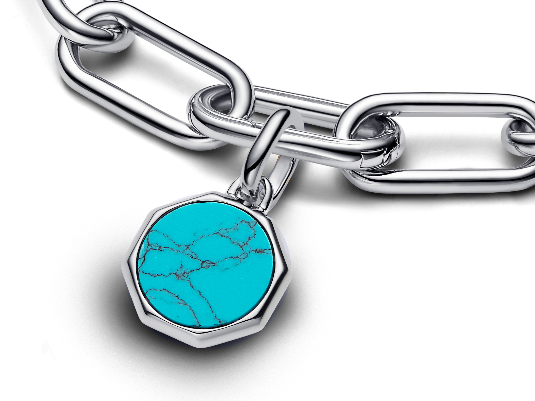 Türkisblauer Mini-Charm von Pandora Me aus Sterling Silber mit synthetischem Türkis, gestaltet in einem oktagonalen Design und an einer silbernen Kette angebracht.
