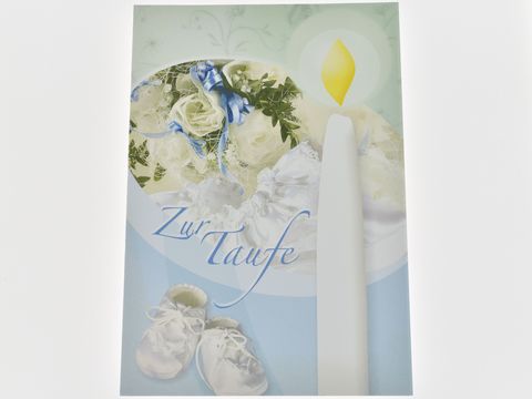 Taufkarte mit einem zarten Blumenstrauß, weißen Babyschuhen und einer Kerze, dekorativ gestaltet für eine Taufe, von Juwelier Harnisch, ideal als Einladung oder Glückwunsch.