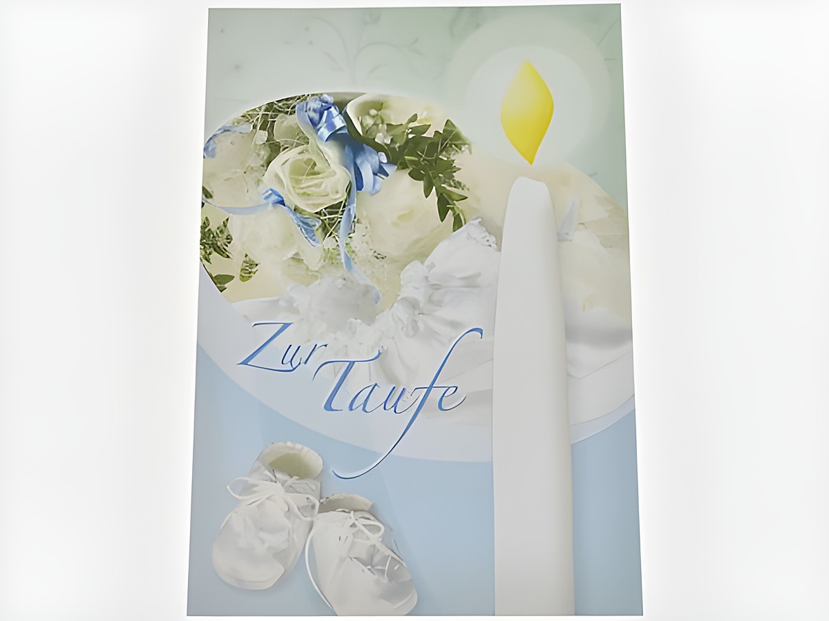Taufkarte mit einem zarten Blumenstrauß, weißen Babyschuhen und einer Kerze, dekorativ gestaltet für eine Taufe, von Juwelier Harnisch, ideal als Einladung oder Glückwunsch.