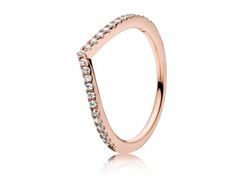 Der Ring von Pandora in Größe 58 zeigt ein elegantes Design mit funkelnden Zirkonia-Steinen. Die roségoldene Oberfläche verleiht ihm einen modernen und schimmernden Look.