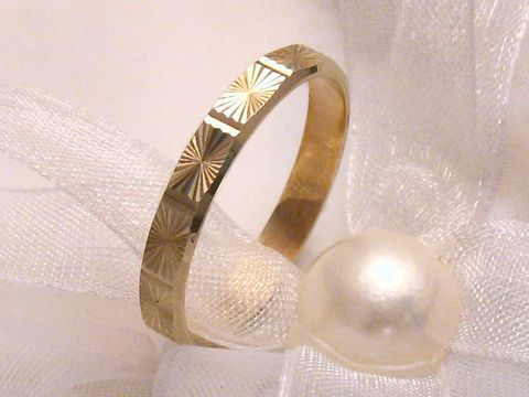 Trauring Ehering CHARMING in Gold 333 mit feinem Muster, Größe 55/17,5, vom Juwelier Harnisch, erhältlich bis Größe 56/17,8, elegant drapiert mit einer weißen Schleife und einer Perle.