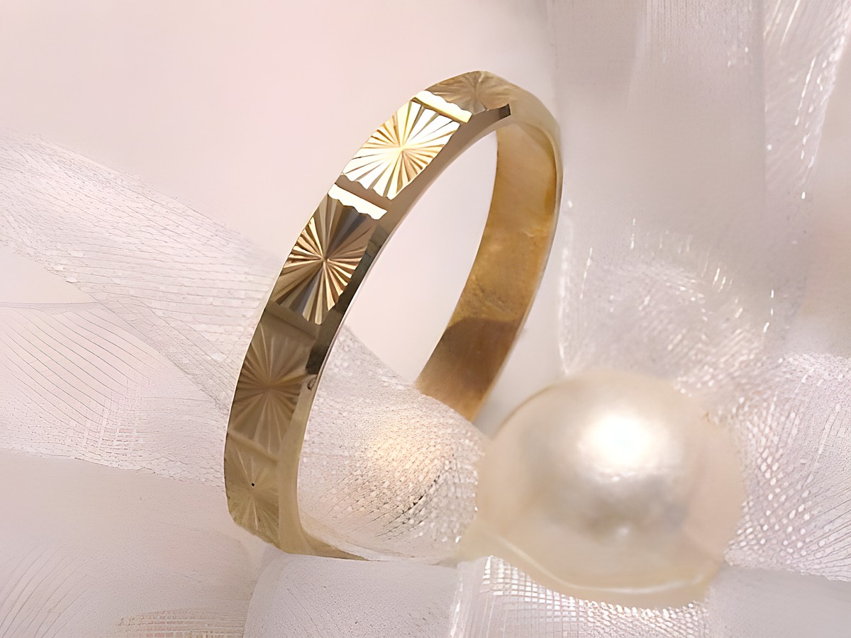 Trauring Ehering CHARMING in Gold 333 mit feinem Muster, Größe 55/17,5, vom Juwelier Harnisch, erhältlich bis Größe 56/17,8, elegant drapiert mit einer weißen Schleife und einer Perle.