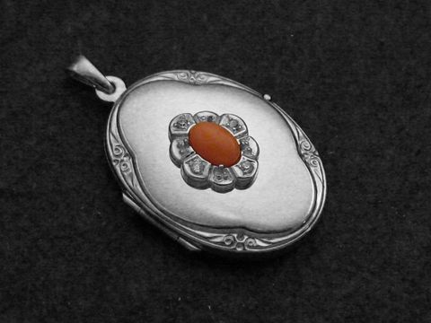 Koralle rosa Medaillon Cabochon aus Sterling Silber rhodiniert, gefertigt vom Juwelier Harnisch, mit floraler Verzierung und einem ovalen, zentralen Stein.