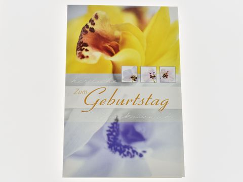 Geburtstagskarte mit Blüten in Weiß und Lila, Hersteller Juwelier Harnisch, verziert mit einem Geburtstagsgruß und ansprechendem floralem Design.