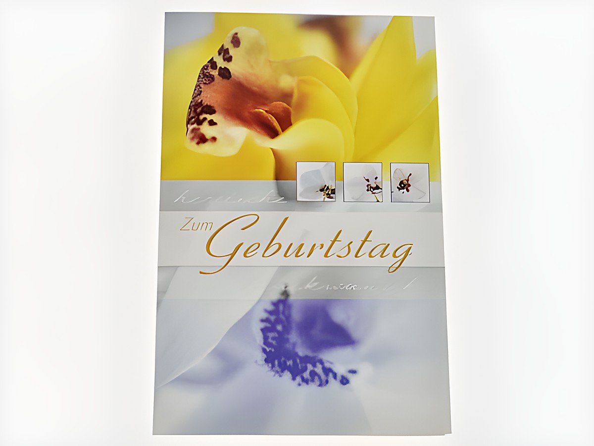 Geburtstagskarte mit Blüten in Weiß und Lila, Hersteller Juwelier Harnisch, verziert mit einem Geburtstagsgruß und ansprechendem floralem Design.