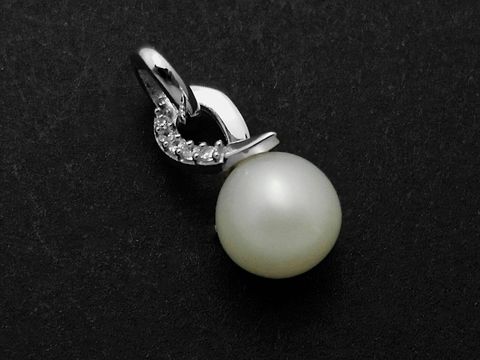 Silber Anhänger mit verschlungener Form, verziert mit einer Süßwasserzuchtperle und Zirkonia, filigran und elegant, Hersteller Juwelier Harnisch, ideal für jeden Anlass.