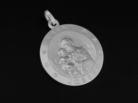 Silber Anhänger mit dem Motiv von Saint Joseph, gefertigt aus 925 Sterling Silber und rhodiniert, rund mit einer Darstellung von Saint Joseph und dem Kind. Ideal als Schutzpatron.