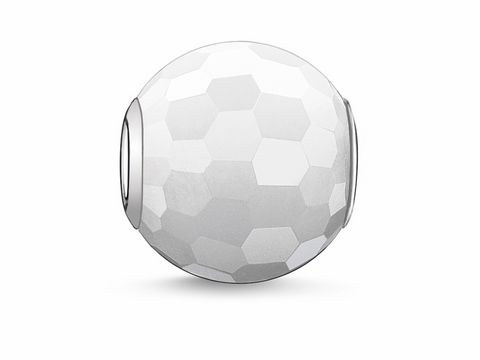 Weisse Jade Karma Bead von Thomas Sabo, rund mit facettierter Oberfläche, silverfarbene Befestigungen an den Seiten, elegant und zeitlos, ideal für individuelles Schmuckdesign.