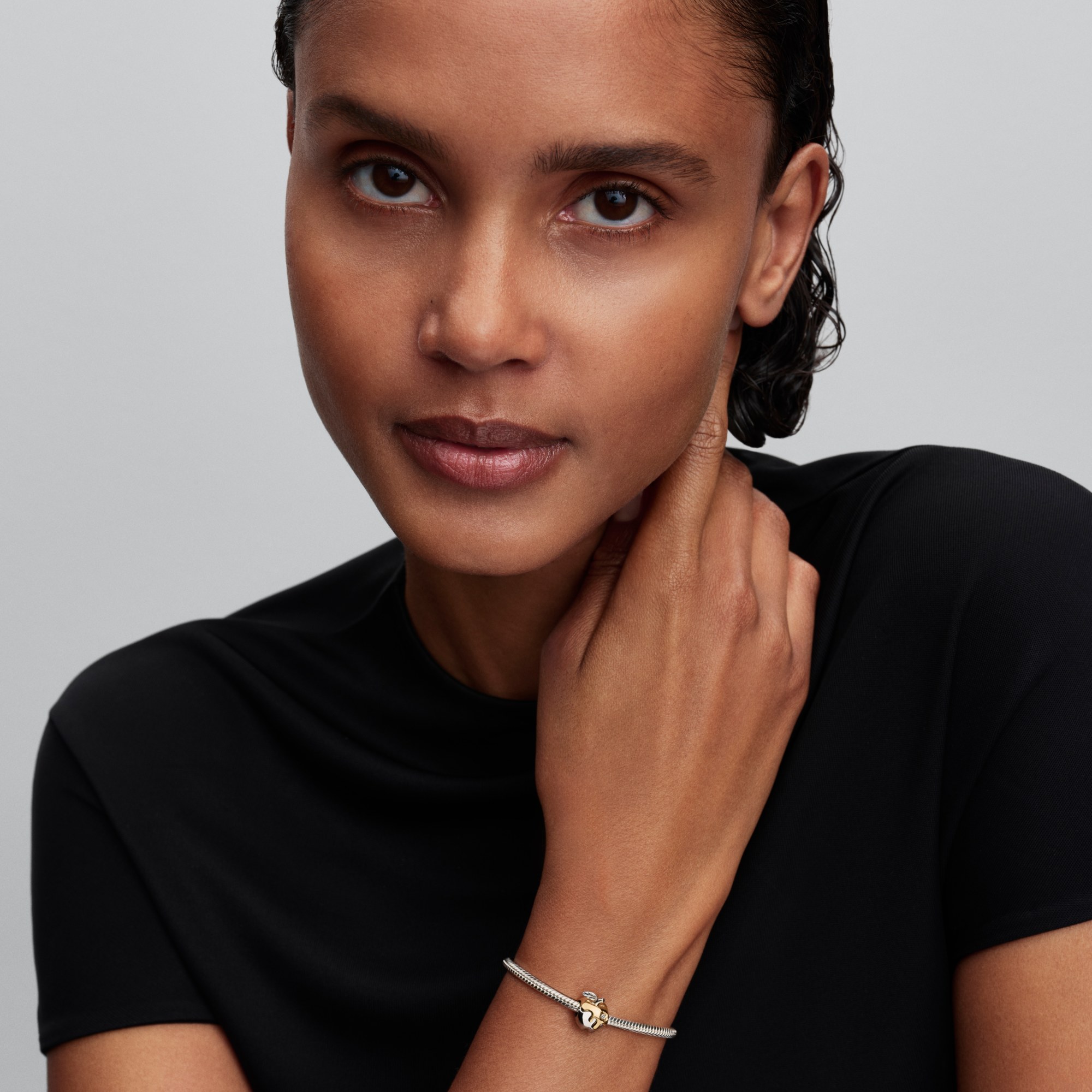 Pandora Disney Schneewittchen Vergifteter Apfel Charm - BICOLOR - Lab-Grown Diamant – Ansicht 5
