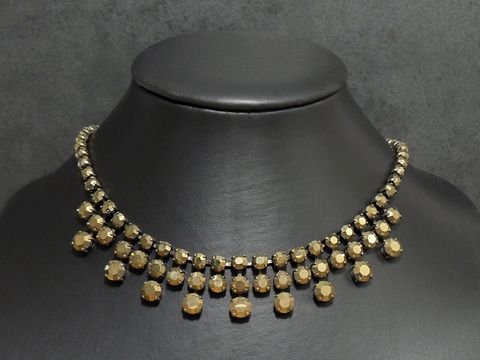 Schicke Strass Kette in Braun, 43 cm lang, bronzefarben, mit goldfarbener Fassung vom Hersteller Juwelier Harnisch, elegantes Design für besondere Anlässe.