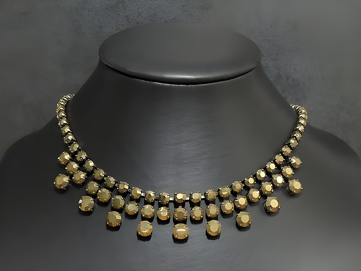 Schicke Strass Kette in Braun, 43 cm lang, bronzefarben, mit goldfarbener Fassung vom Hersteller Juwelier Harnisch, elegantes Design für besondere Anlässe.