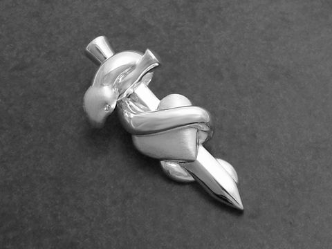 Dolch mit einer Schlange, die sich um ihn windet, in Herzform gestaltet, aus Sterling Silber, verziert mit Zirkonia, Hersteller Juwelier Harnisch, plastisch ausgearbeitet.