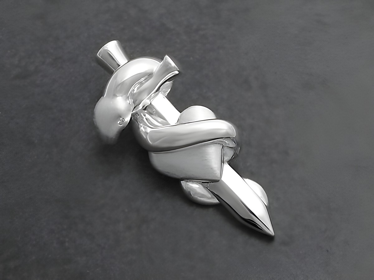 Dolch mit einer Schlange, die sich um ihn windet, in Herzform gestaltet, aus Sterling Silber, verziert mit Zirkonia, Hersteller Juwelier Harnisch, plastisch ausgearbeitet.