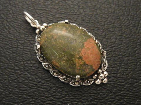 Cabochon Unakit Silber Medaillon Anhänger mit einem ovalen, grün-rot marmorierten Stein in filigraner Silberfassung, hergestellt von Juwelier Harnisch, ideal für elegante Schmuckstücke.