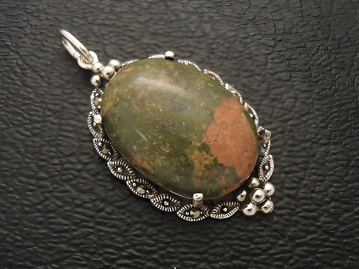 Cabochon Unakit Silber Medaillon Anhänger mit einem ovalen, grün-rot marmorierten Stein in filigraner Silberfassung, hergestellt von Juwelier Harnisch, ideal für elegante Schmuckstücke.