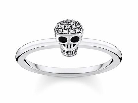 Thomas Sabo Ring TR2327-643-14-56 in Größe 56 aus Silber, geschwärzt mit einem schädelartigen Design und klaren Zirkonia-Steinen als dekorativem Element.