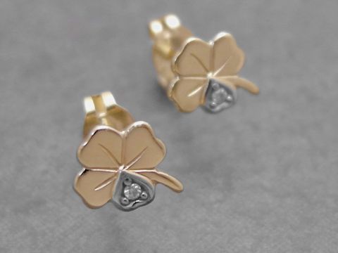 Ohrringe in Kleeblattform aus gold mit einem symbolischen Design, besetzt mit einem Diamanten, hergestellt von Juwelier Harnisch, Brillant und Diamant.