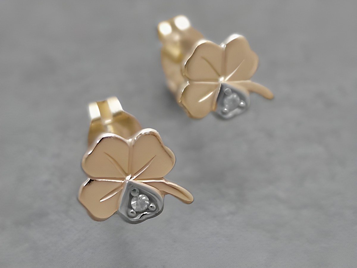 Ohrringe in Kleeblattform aus gold mit einem symbolischen Design, besetzt mit einem Diamanten, hergestellt von Juwelier Harnisch, Brillant und Diamant.