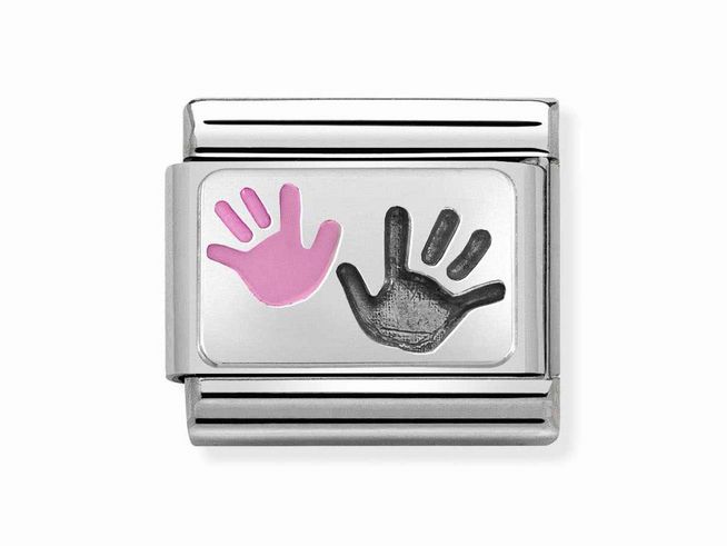 Hände eines Kindes und eines Elternteils in Pink und Schwarz auf einem Edelstahlarmband aus Nomination Classic Sterling Silver oxid Emaille, Hersteller Nomination, Motiv Liebe und Familie.