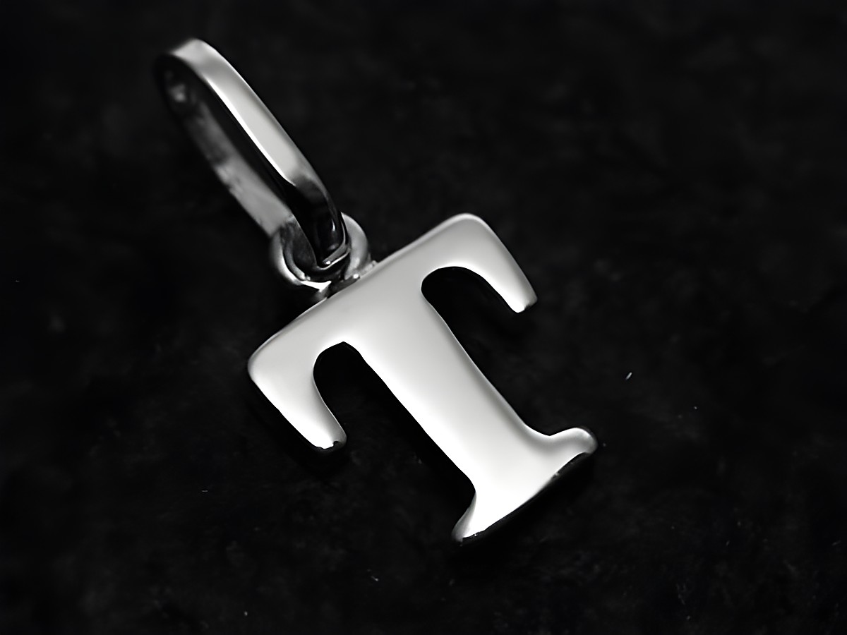 Silberner Buchstabenanhänger T aus 925 Sterling Silber, rhodiniert, Hersteller Juwelier Harnisch, elegantes Design für individuellen Schmuck. Ideal als persönliche Geschenkidee.