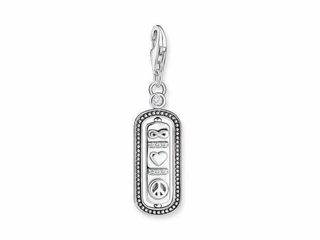 Der Thomas Sabo Charm-Anhänger aus Sterling Silber zeigt Symbole für Unendlichkeit, Liebe und Frieden, verziert mit Zirkonia-Steinen und einem praktischen Karabiner.