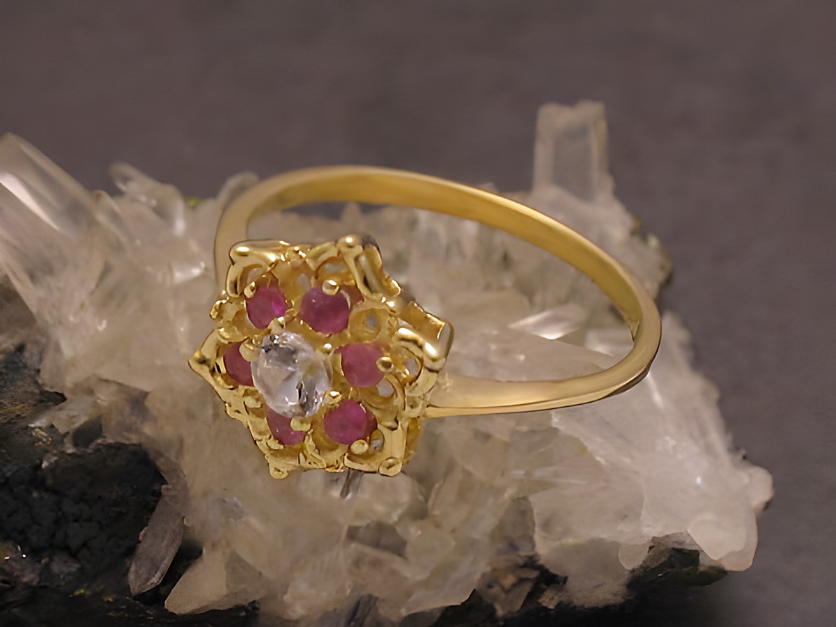 Wunderschöner Goldring mit edlen Rubinen und Zirkonia, Größe 54, Hersteller Juwelier Harnisch, verziert mit filigranem Design, ideal für besondere Anlässe.