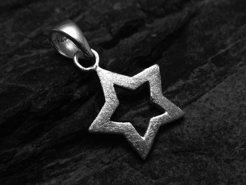 Stern Anhänger 17,5 mm aus gebürstetem Sterling Silber, Hersteller Juwelier Harnisch, von der Kollektion Sonne Mond Sterne, auf dunklem Untergrund präsentiert.
