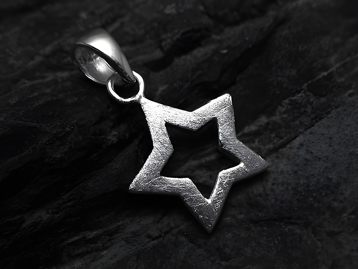 Stern Anhänger 17,5 mm aus gebürstetem Sterling Silber, Hersteller Juwelier Harnisch, von der Kollektion Sonne Mond Sterne, auf dunklem Untergrund präsentiert.