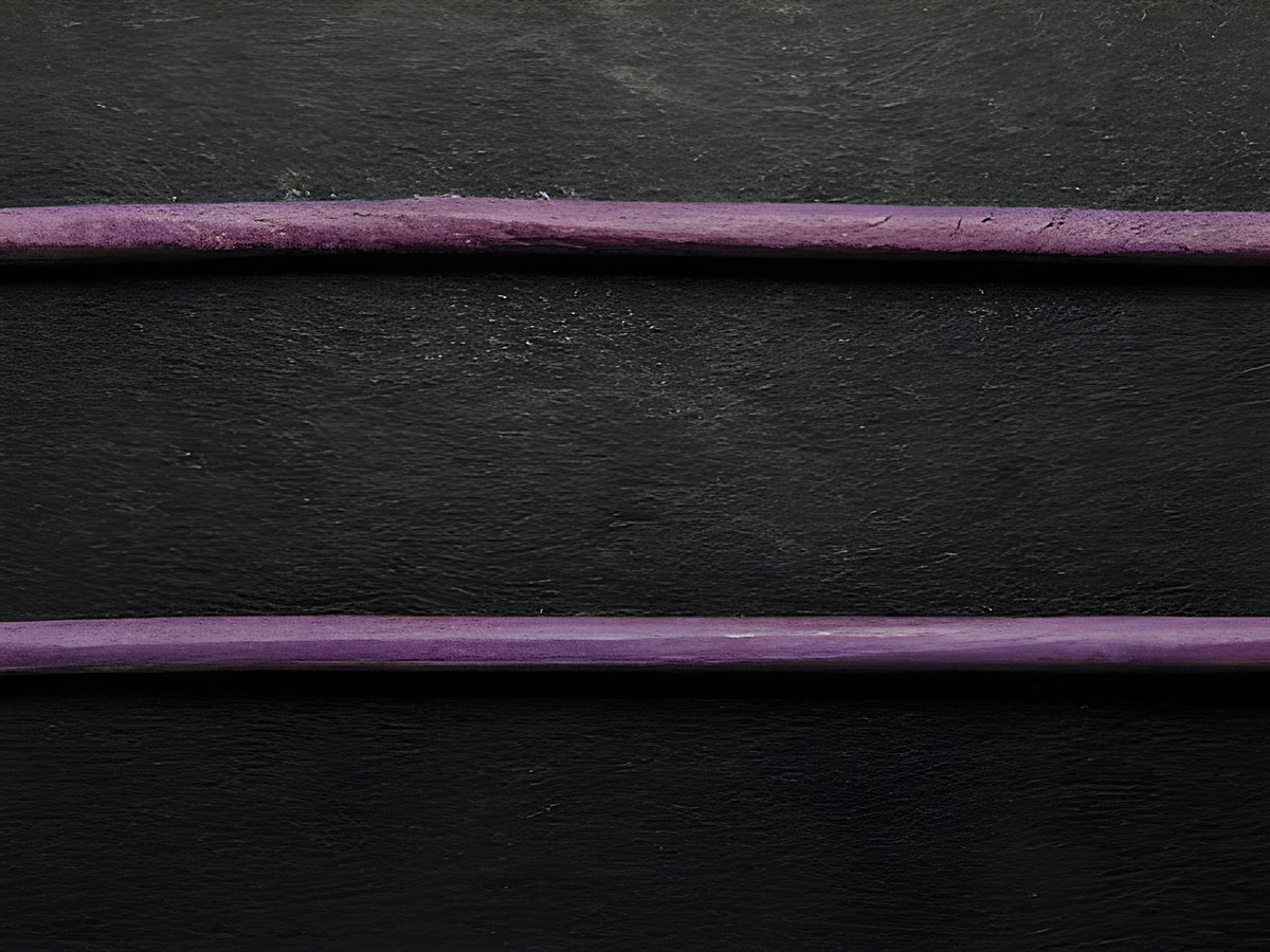 Zwei gerollte Lederbänder in lavendel, aus Ziegenleder, jeweils ca. 100 cm lang und 1,2 mm dick, hergestellt von Juwelier Harnisch, ideal für Schmuckarbeiten.