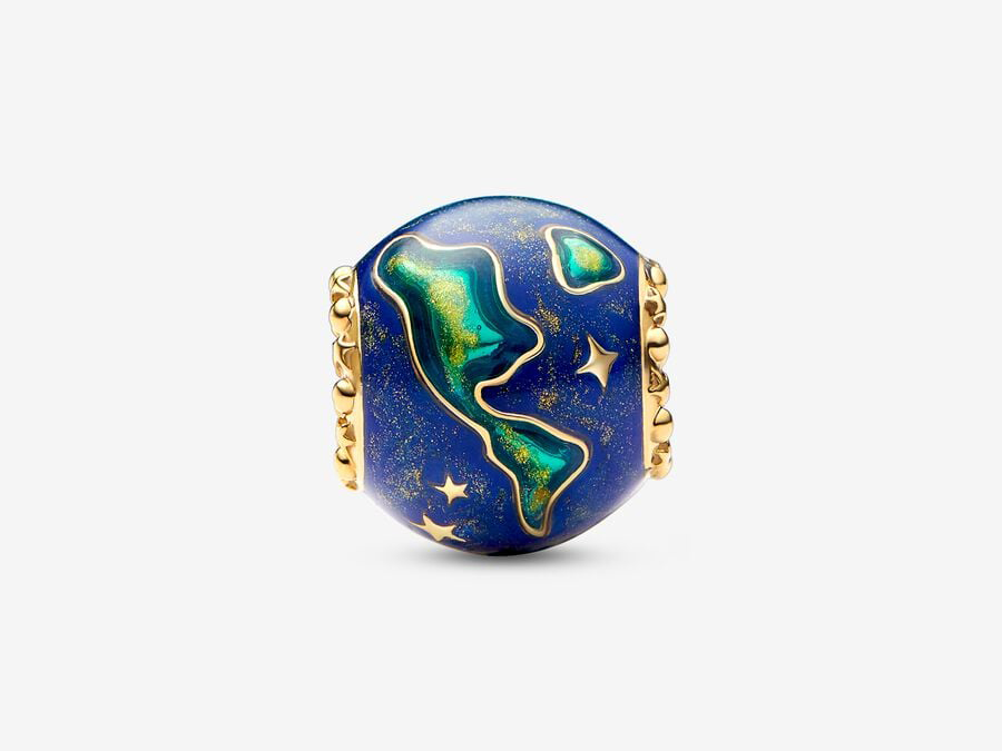 Pandora 762431C01 Charm Planet Erde in Gelbgold Vergoldung mit buntem Emaille Design zeigt eine detailreiche Darstellung der Erde mit verschiedenen Farben und goldenen Sternen.