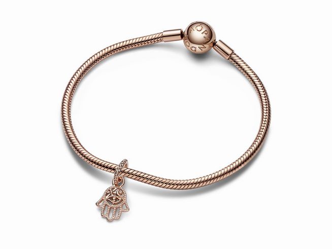 Armband aus Roségold mit einem Hand der Fatima Charm-Anhänger von Pandora, ausgestattet mit einem feinen Kettenmuster und einem detailreich gestalteten Anhänger.