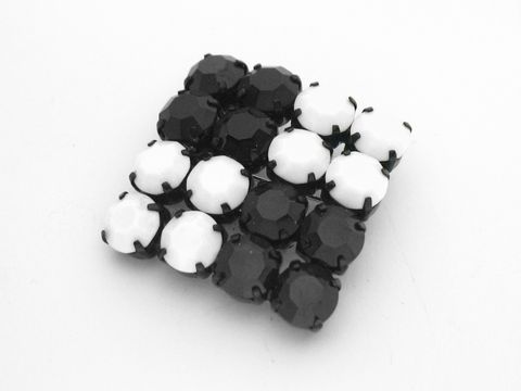 Strass Brosche in Weiß und Schwarz, quadratisch gefasst, Hersteller Juwelier Harnisch, elegante Anordnung schwarzer und weißer Strasssteine, ideal für besondere Anlässe oder als modisches Accessoire.