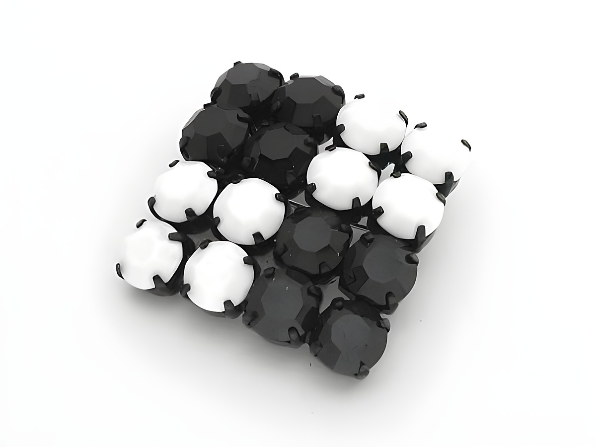 Strass Brosche in Weiß und Schwarz, quadratisch gefasst, Hersteller Juwelier Harnisch, elegante Anordnung schwarzer und weißer Strasssteine, ideal für besondere Anlässe oder als modisches Accessoire.