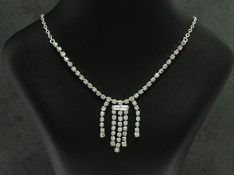 Ein strassbesetztes Collier aus feinem Sterling Silber, das in buntem Schimmer erstrahlt. Die Kette hat eine Länge von 38 bis 45 cm und ist von Juwelier Harnisch.