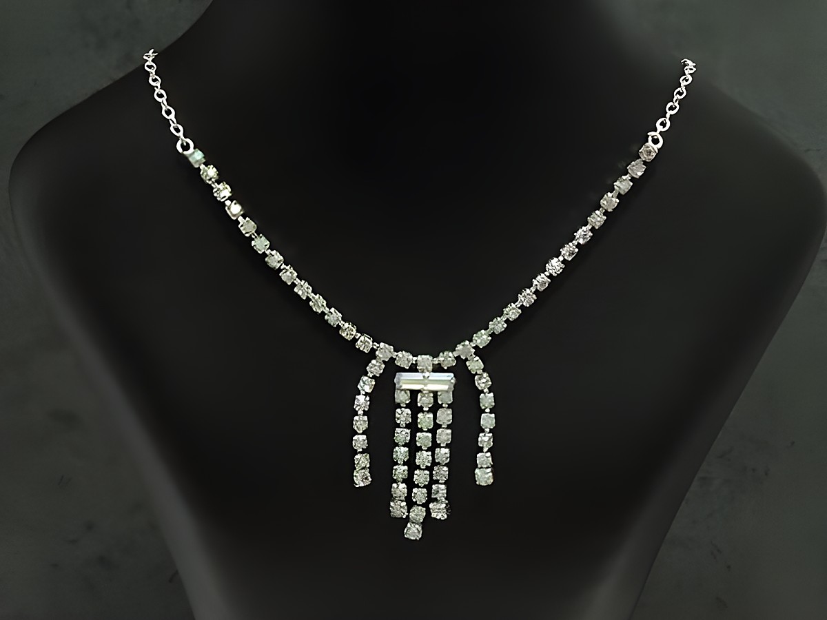 Ein strassbesetztes Collier aus feinem Sterling Silber, das in buntem Schimmer erstrahlt. Die Kette hat eine Länge von 38 bis 45 cm und ist von Juwelier Harnisch.