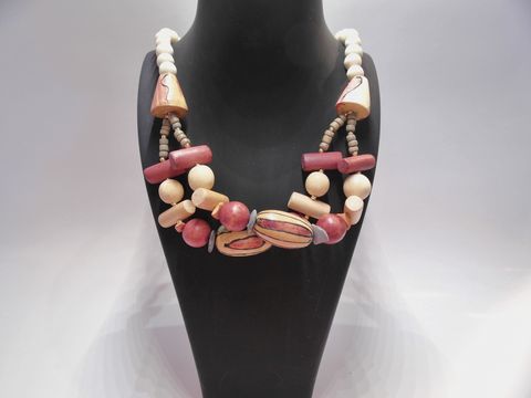 61701-0 Holzkette Multiform in bunten Farben mit einer Länge von 60 cm und einer Breite von 33 mm, hergestellt von Juwelier Harnisch, auf einem schwarzen Display präsentiert.