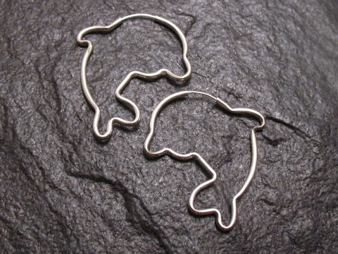 80276-0 Delphin Sterling Silber Creolen Ohrringe, Hersteller Juwelier Harnisch, mit einem Durchmesser von über 45 mm, elegant und verspielt gestaltet, ideal für jeden Anlass.