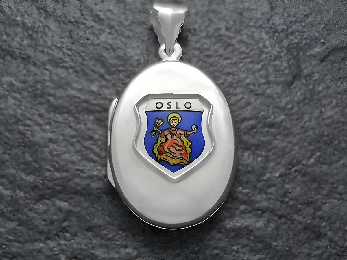 Silbernes Medaillon mit dem Wappen von Oslo, Norwegen. Das Wappen zeigt den Schriftzug Oslo und eine historische Figur auf blauem Hintergrund. Hergestellt von Juwelier Harnisch.